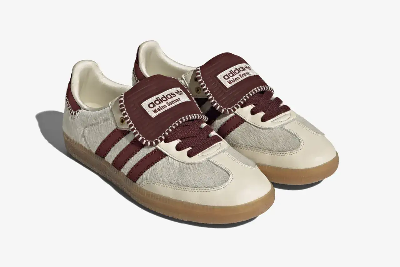 Adidas Samba Wales Bonner-sneakers i off-white med p&auml;lsdetaljer och vinr&ouml;da r&auml;nder.