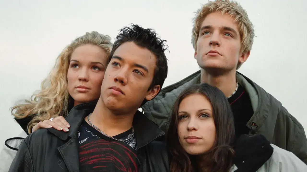 A-Teens comeback: Fyra unga vuxna, två tjejer och två killar, tittar uppåt med hoppfulla blickar.