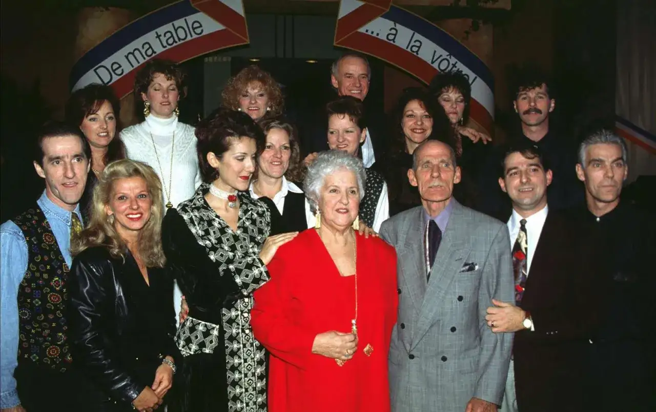 Céline Dion med familjen, hennes syskon och föräldrar samlade för ett foto.