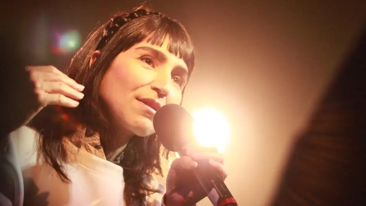 Laleh sjunger med passion, hennes familj lyssnar stolt.