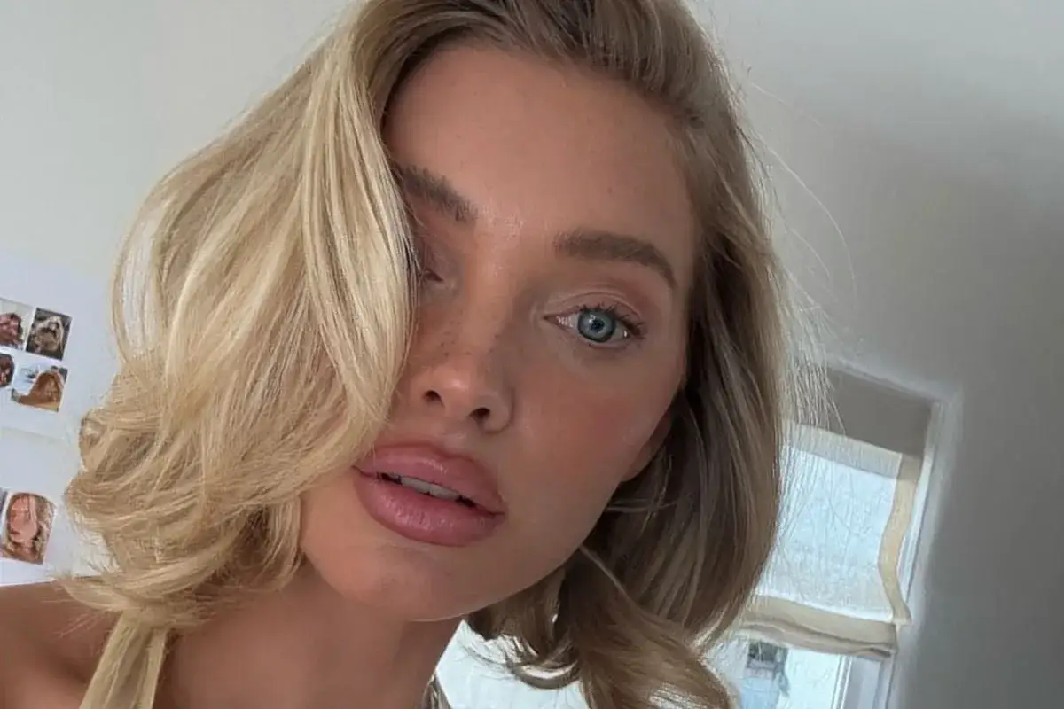 Närbild på Elsa Hosk med blont hår och blå ögon. Hon har en lätt makeup och syns ha fräknar.
