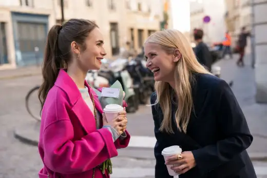 Camille i Emily in Paris - vän, rival och fransk motvikt