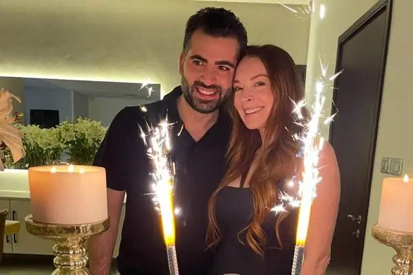 Bader Shammas och Lindsay Lohan firar med stjärnljus och en stor ljuslykta.