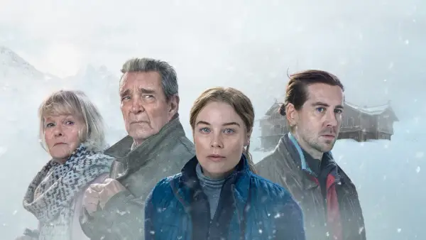 Fyra personer i snöklädd miljö, en norsk kriminalserie. En kvinna i förgrunden, en äldre kvinna och man bakom, samt en man med hästsvans till höger.