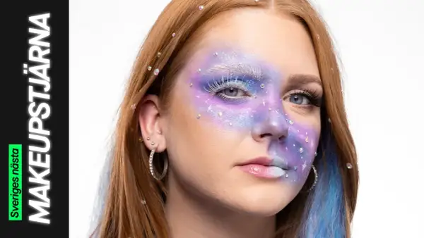 En ung kvinna med fantasifull makeup som påminner om siren eyes, med lila och blåa färger, glitter och strass.