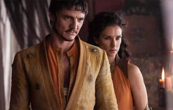 Pedro Pascal i Ellaria Sand i en scen från en av hans filmer.