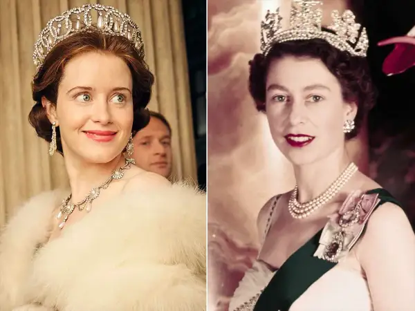 Två drottningar, en ung Elizabeth II i "The Crown" och en äldre drottning. Båda bär kronor och smycken.