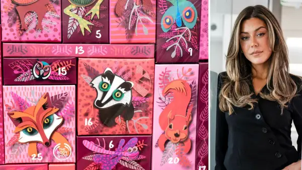 En kvinna står bredvid en Caia kalender med djurmotiv. Kalendern är rosa och har illustrationer av en räv, en grävling och en ekorre.