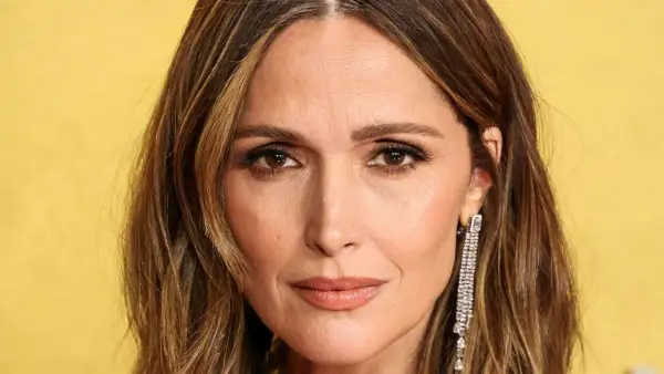 Närbild på Rose Byrne med sina bruna ögon och blonda hår. Hon är känd för sina roller i många filmer med Rose Byrne.
