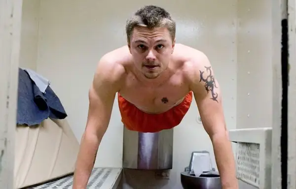 Leonardo DiCaprio gör armhävningar i ett fängelse. En scen från filmer med Leonardo DiCaprio.