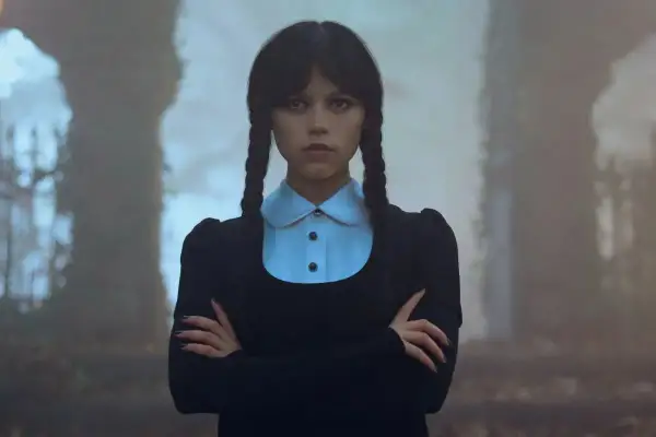 Wednesday Addams, med sina karaktäristiska flätor och mörka blick, ser ut att förbereda sig för säsong 2.