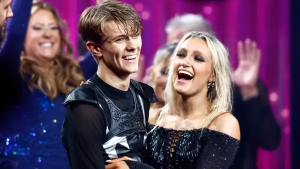 Glada vinnare av Let's Dance 2023, med jublande publik i bakgrunden.