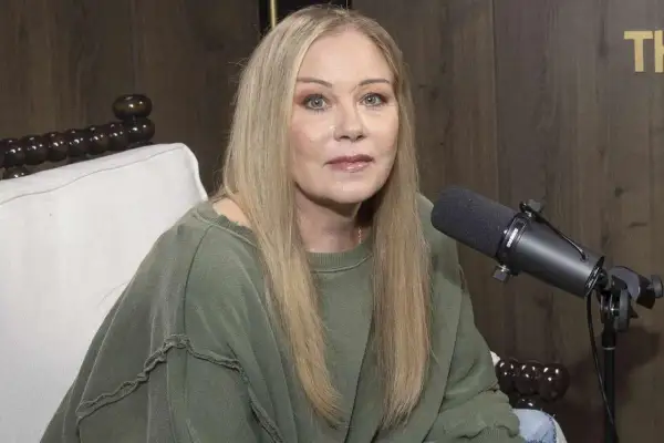 Christina Applegate, som kämpar mot MS, sitter framför en mikrofon och ser in i kameran.